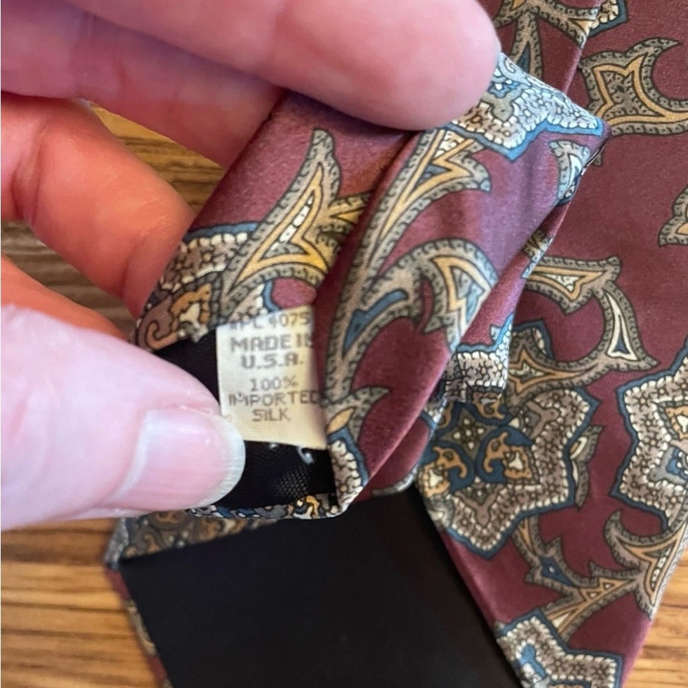 VINTAGE Oscar de la Renta 100% Silk Paisley Tie Red Made In USA - Picture 2 of 3